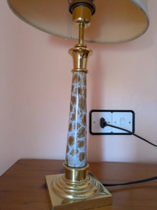 Lámpara de mesa dorada y beige