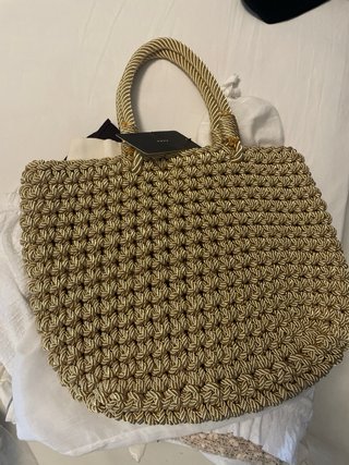 Bolso cesta nudos oro de Zara