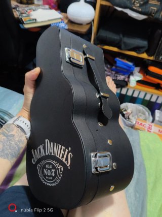 Estuche Jack Daniel's forma de guitarra