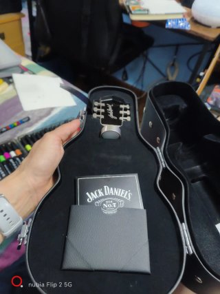 Estuche Jack Daniel's forma de guitarra