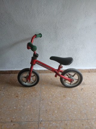 Bicicleta de equilibrio roja
