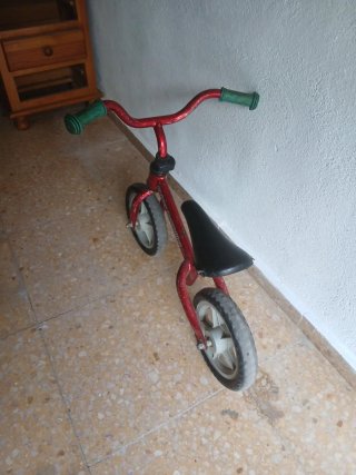 Bicicleta de equilibrio roja