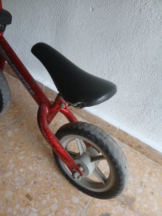 Bicicleta de equilibrio roja