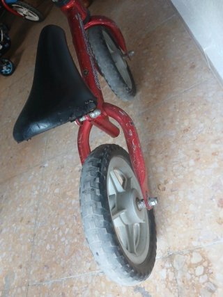 Bicicleta de equilibrio roja
