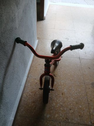 Bicicleta de equilibrio roja