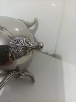 Azucarero de metal antiguo