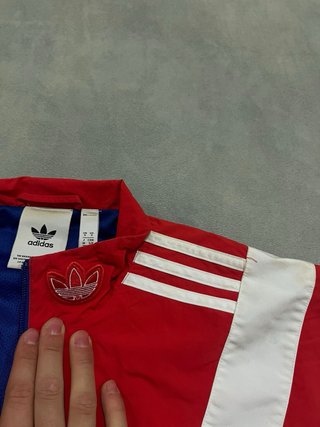 Chaqueta deportiva Adidas roja y azul