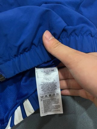 Chaqueta deportiva Adidas roja y azul
