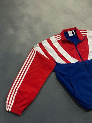 Chaqueta deportiva Adidas roja y azul