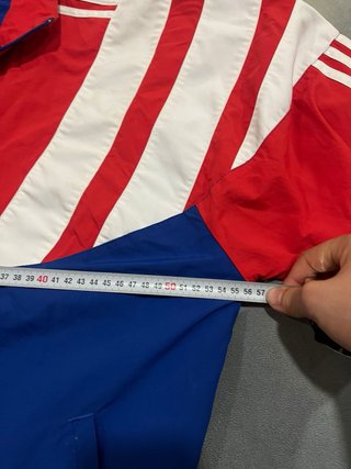 Chaqueta deportiva Adidas roja y azul