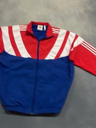 Chaqueta deportiva Adidas roja y azul