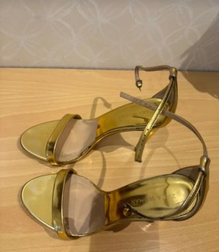 Sandalias fiesta doradas ZARA Talla 38.