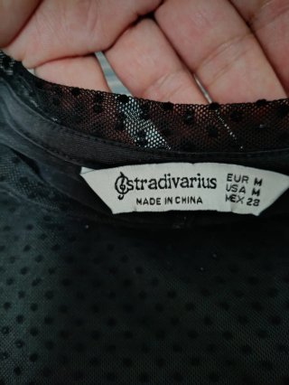 Vestido negro Stradivarius manga larga