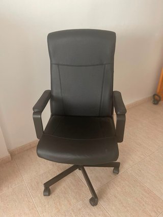Escritorio blanco con cajonera