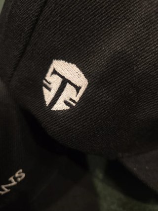 2 Gorras War Of Titans Bordadas Negras