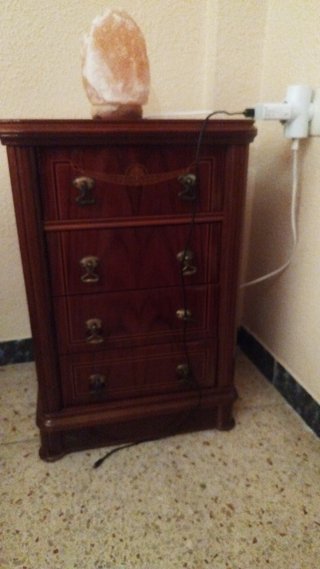 Mesita de noche antigua de madera