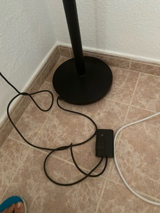 Lámpara de pie negra y dorada