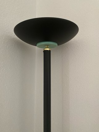 Lámpara de pie negra y dorada