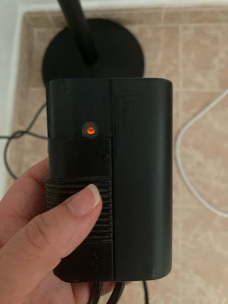 Lámpara de pie negra y dorada