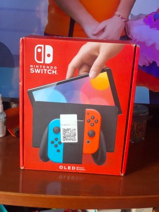 Nintendo Switch Oled con Joy-Con Azul y Rojo