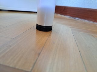 Escritorio negro con cajoneras blancas
