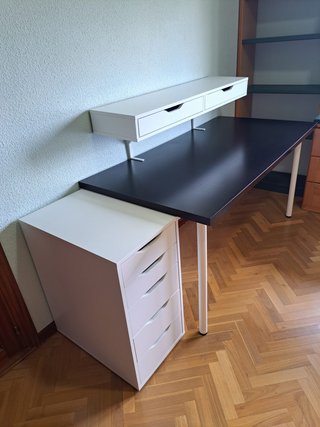 Escritorio negro con cajoneras blancas