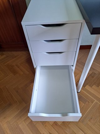 Escritorio negro con cajoneras blancas