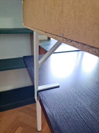 Escritorio negro con cajoneras blancas