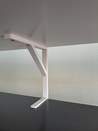Escritorio negro con cajoneras blancas