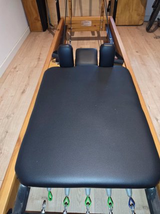 Pilates Reformer Madera y Negro
