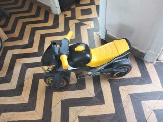 Moto para niños negra y amarilla