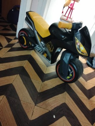 Moto para niños negra y amarilla
