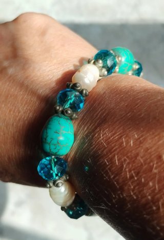 Pulsera elástica boho turquesa, cristal y perlas