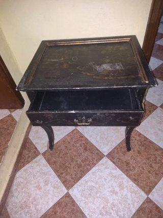 Mesita antigua de madera negra y dorada