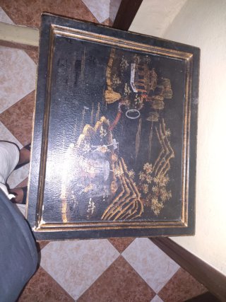 Mesita antigua de madera negra y dorada