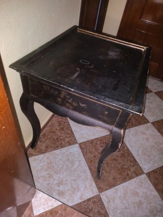 Mesita antigua de madera negra y dorada