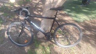 Bicicleta negra con candado