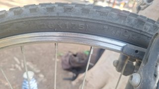 Bicicleta negra con candado