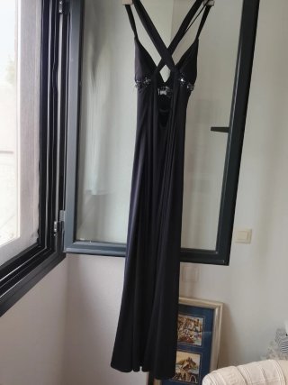 Vestido largo negro con pedrería abierto espalda