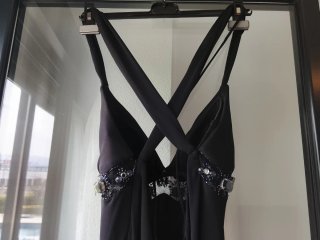 Vestido largo negro con pedrería abierto espalda