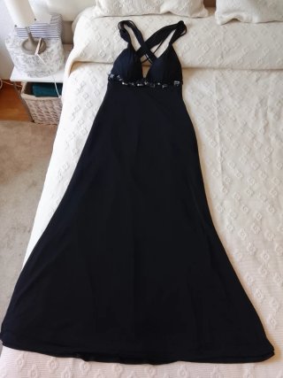 Vestido largo negro con pedrería abierto espalda