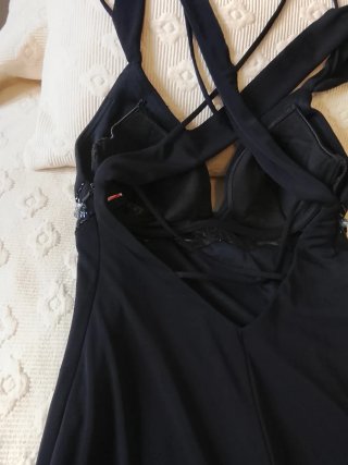 Vestido largo negro con pedrería abierto espalda
