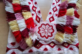 Vestido bordado con flecos