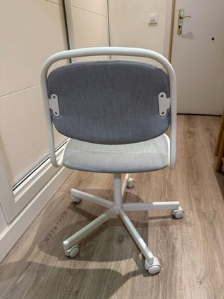 Sedia girevole Ikea grigia e bianca