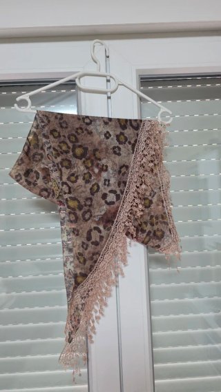 Pañuelo estampado animal print con encaje