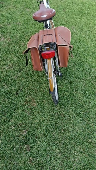 Bicicleta Paseo Blanca con Cesta y Alforjas