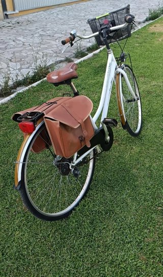 Bicicleta Paseo Blanca con Cesta y Alforjas
