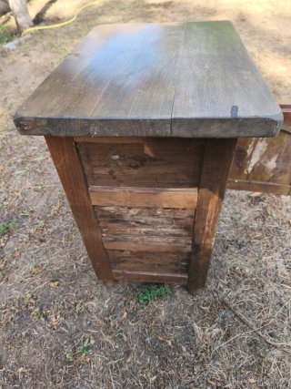 Mesita de noche antigua de madera