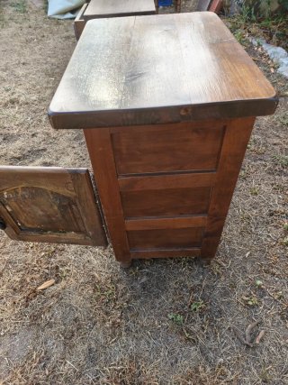 Mesita de noche antigua de madera