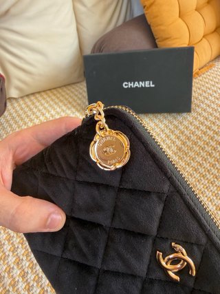 Bolso Chanel Negro con Charm Dorado